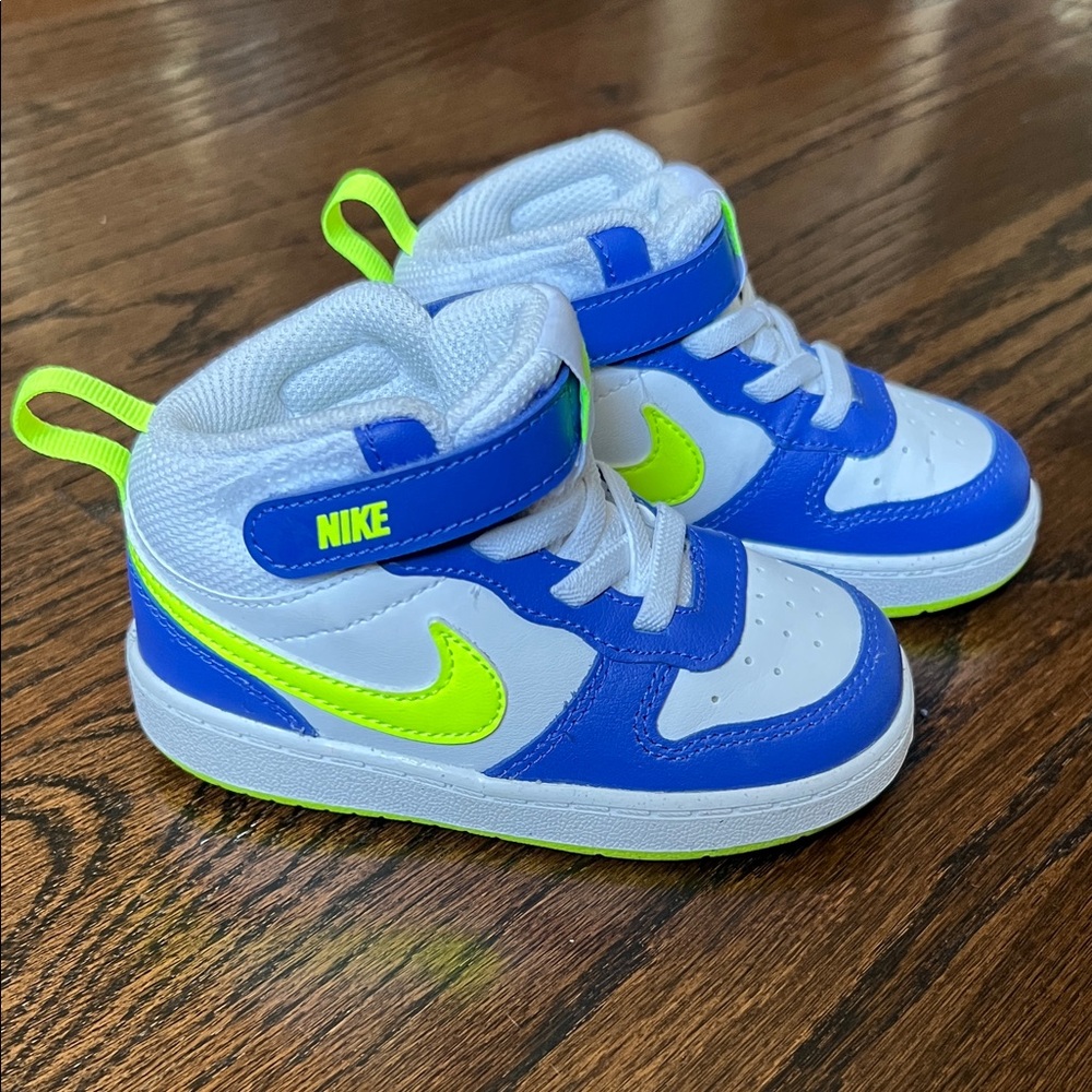 NIKE BOYS LITTLE KID COURT BOROUGH 2 MID SNEAKER - size 7C